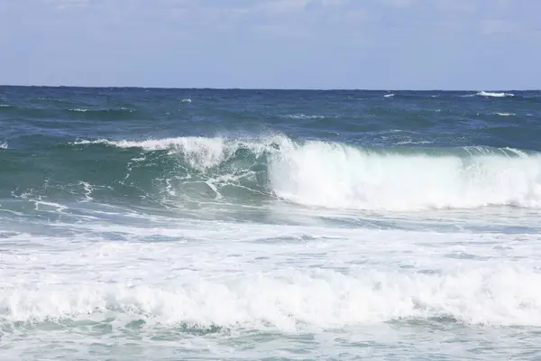 Olas Mar Con Espuma Estrellándose Playa —  Fotos de Stock