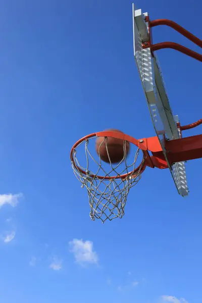 Basketball Hoop Outdoor Blue Sky Background — Stock Photo, Image