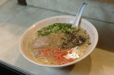 Hakata Tonkotsu Ramen. Ramen beyaz, sütlü, domuz çorbası..