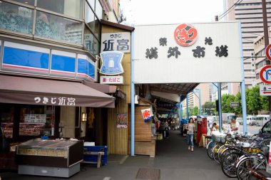 Bu pitoresk cadde, gün ortası güneşinin altında kusursuz Japon binalarıyla doludur..
