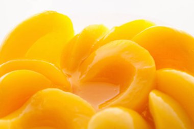 Beyaz arka planda dilimlenmiş şeftali şerbeti.