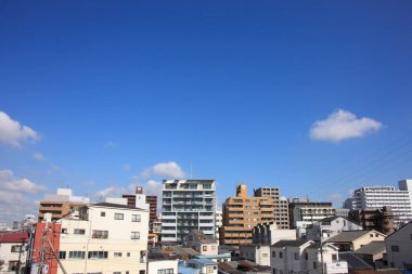 Osaka şehri mavi bulutlu gökyüzü altında, Japonya