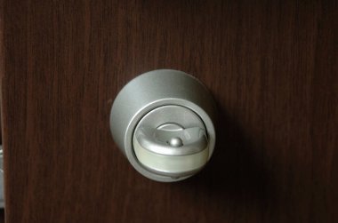 Modern kapı kilidi, yakın plan.