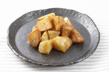 Susamlı fırında patates.