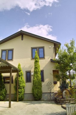 Köy evi cephesi, mülk inşaatı 