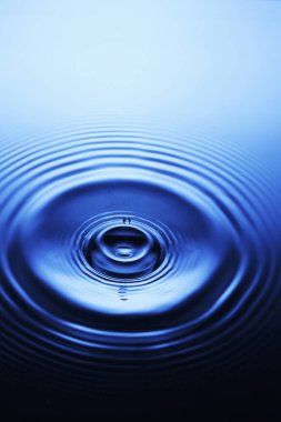 Düşen suyun mavi damlası