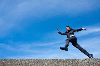 Mavi arka planda yakışıklı Asyalı iş adamının portresi