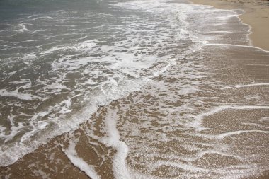 Sahildeki deniz dalgası