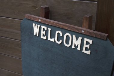 Tahta levhada hoş geldiniz yazıyor.