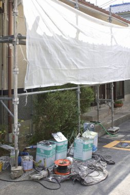 Yoğun şehir bölgesinde boş inşaat alanı 