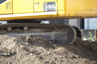 Büyük kazıcılar şehirdeki inşaat sahasında sıkı çalışıyor.