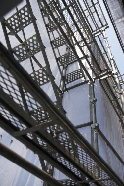 Yoğun şehir ortamında yeni bir inşaat projesi