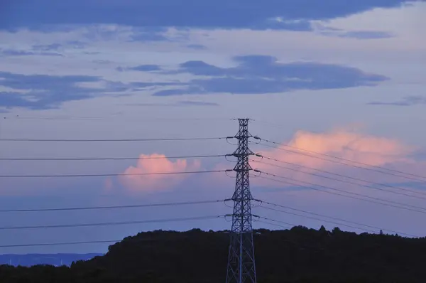 Akşamları Yüksek Voltajlı Elektrik Hatları — Stok fotoğraf