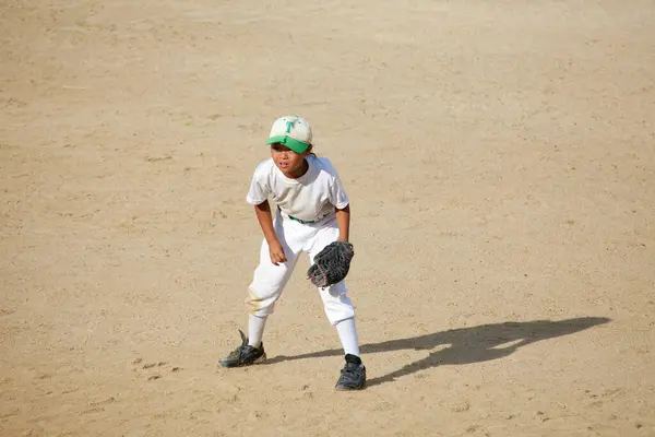 Japanischer Junge Pitcher Spielt Baseball Little League Konzept — Stockfoto
