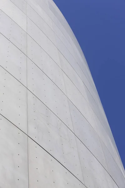 Açık Mavi Gökyüzü Bulutlu Beyaz Bina — Stok fotoğraf