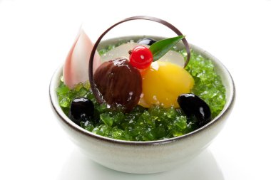 İçinde meyve jölesi olan renkli Japon tatlıları.