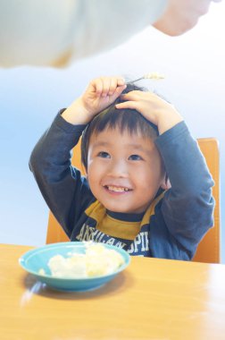 Ufaklık erişte yiyor. 