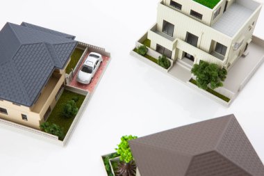 Beyaz arka plandaki küçük ev modelleri, ipotek kavramı