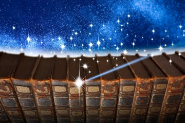 Geceleri gökyüzünde yıldızlar olan bir yığın kitap. 