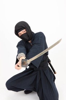 Sırtında katana olan geleneksel giysili genç Asyalı adam. 