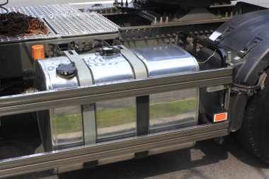 Verimli taşımacılık için detaylı özellikler ve bileşenler içeren bir kamyonun yakıt tanklarının yakın çekimi