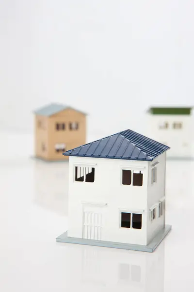 Små Modeller Hus Vit Bakgrund Hypotekskoncept — Stockfoto