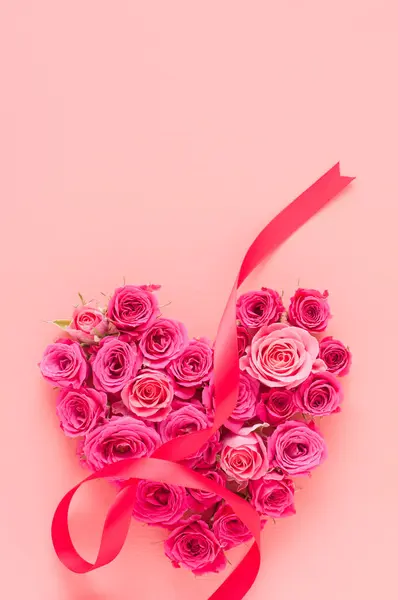 Rose Rosa Forma Cuore Nastro Sfondo Pastello — Foto Stock
