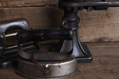 Kaliteli demir diğer aletlerin yanında ahşap yüzeyde duruyor.