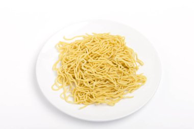 Beyaz zemin üzerinde makarna ile tabak