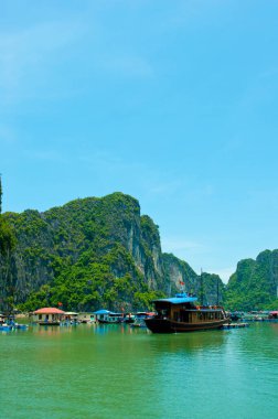 HaLong Bay, Vietnam ve Güneydoğu Asya 'daki rock adasının manzarası