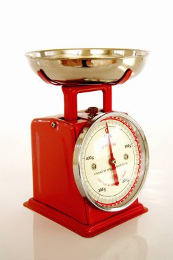 Beyaz arkaplanda izole edilmiş retro kırmızı ölçek