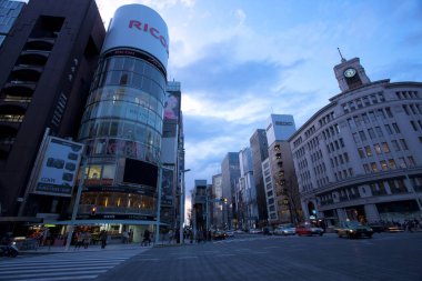 Şehir arkaplanı, modern şehir manzarası alacakaranlıkta 