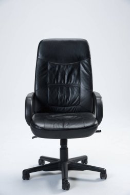 beyaz arka planda modern siyah deri ofis koltuğu 