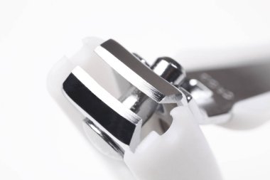 Tırnak makasının yakın plan görüntüsü beyaz arkaplanda izole edilmiş.