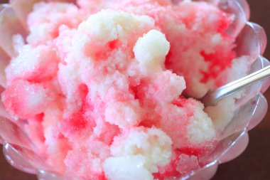 Lezzetli pembe ve beyaz meyveli dondurma. Yaz tatlısı geçmişi