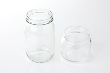 Boş cam kavanoz beyaz arkaplanda izole edildi