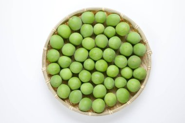 Beyaz arkaplanda yeşil erik meyveleri