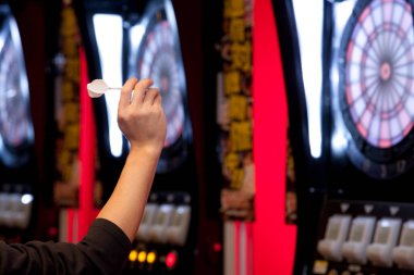 Genç Asyalı dart oynuyor. 