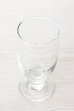 Masadaki boş şeffaf camın yakın plan görüntüsü 