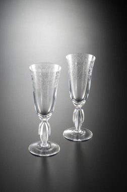 Koyu arkaplanda boş zarif şarap kadehleri