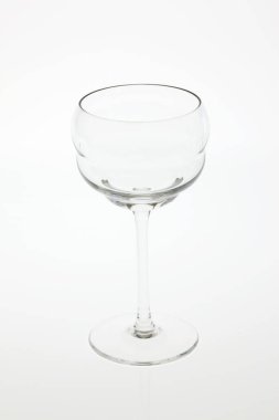 Beyaz arka plan üzerinde izole boş şeffaf cam