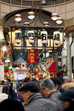  Meşgul, kapalı Japon alışveriş caddesi veya pazar atari salonu (Shtengai) parlak tabelalar ve yürüyen insan kalabalığı.