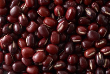 Yakından bakınca parlak kırmızı adzuki fasulyesi arkaplanı görünüyor.