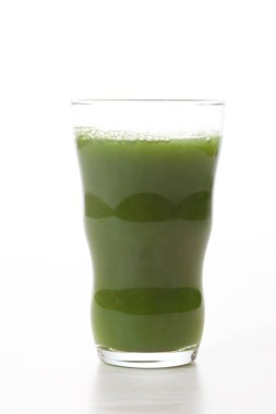 Açık arkaplanda yeşil, taze, sağlıklı organik içeceğin yakın plan görüntüsü.                                          