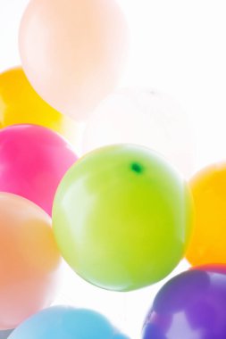 Renkli balonları kapat 