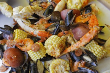 Beyaz karides ve midyeli deniz ürünleri.