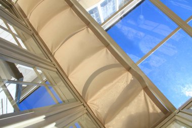 Pencereleri ve gökyüzü olan modern binanın içi