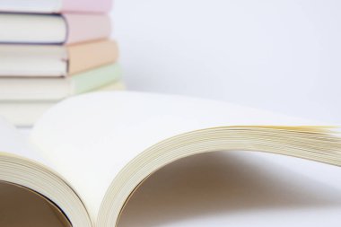 Renkli kapaklı bir yığın kitap kapat