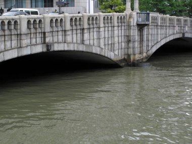 Kemerli taş köprü sakin nehir suyunu geçiyor