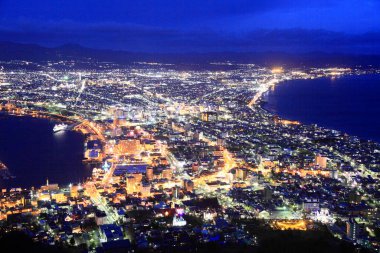 Gece şehir arka planının güzel manzarası 